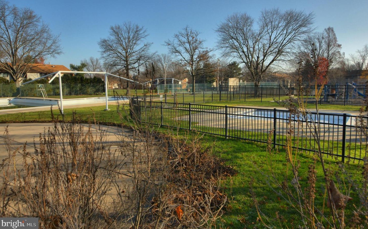 854 Jamestown Rd, East Windsor NJ 08520-5644 exterior