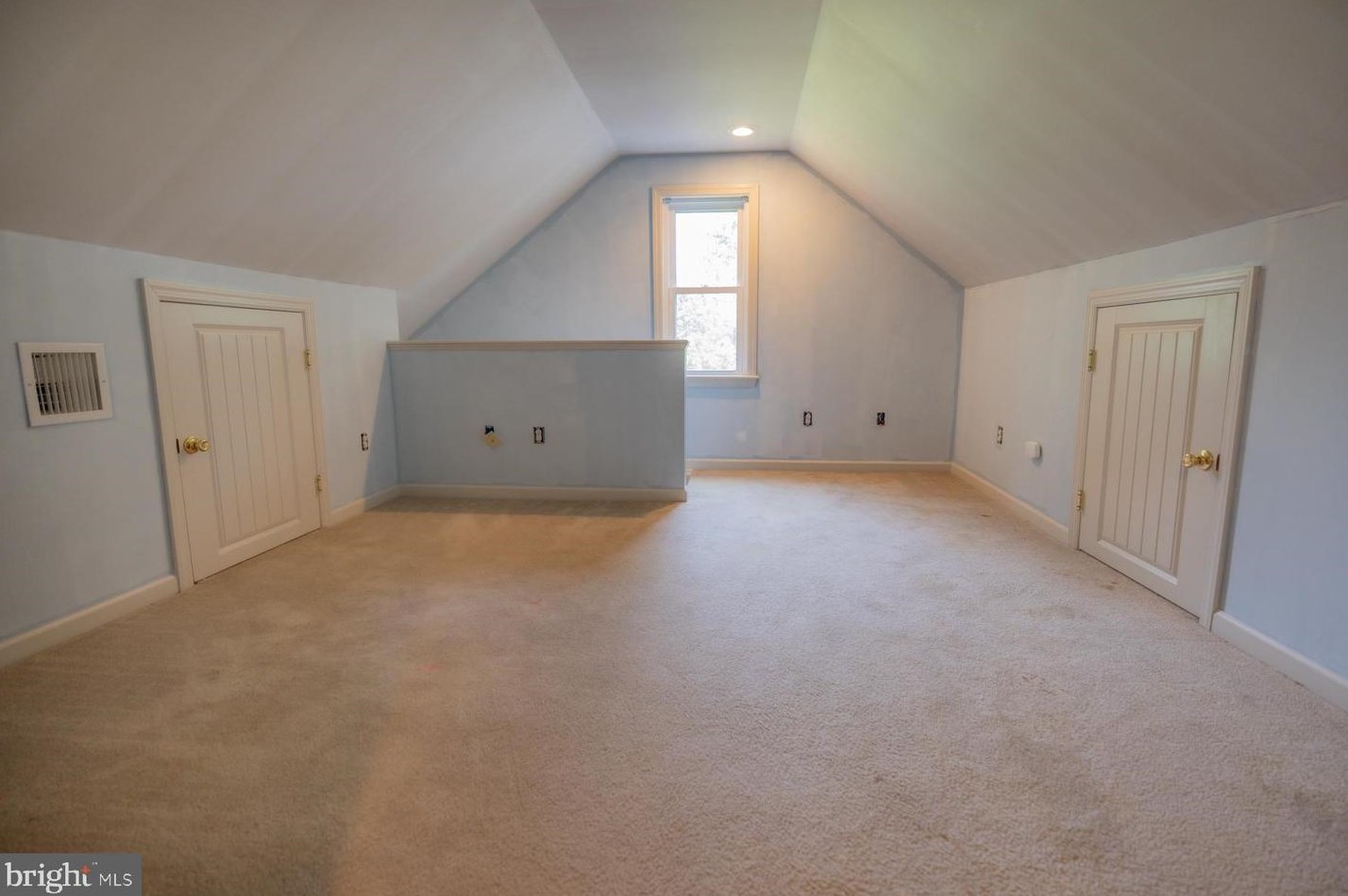 220 Hauser Ave, Trenton NJ 08620-1702 exterior