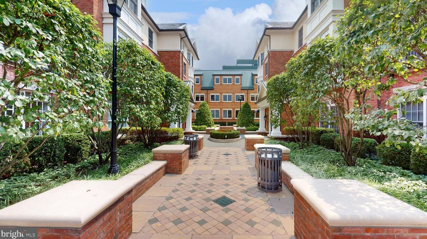 221 Victoria Mews, Princeton NJ  08542-3748 exterior