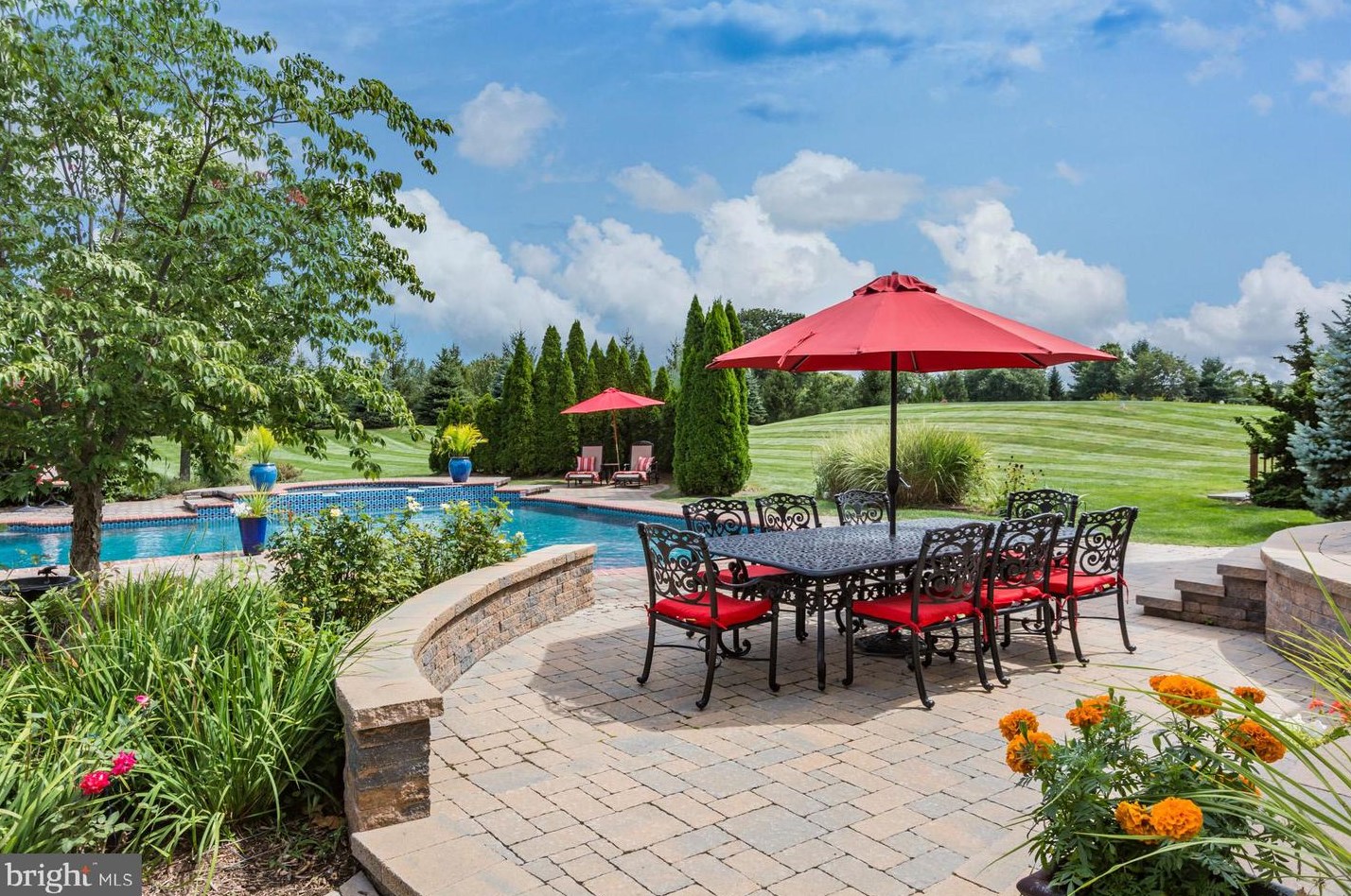 2 Roosevelt Ave, Pennington, NJ 08534-4219