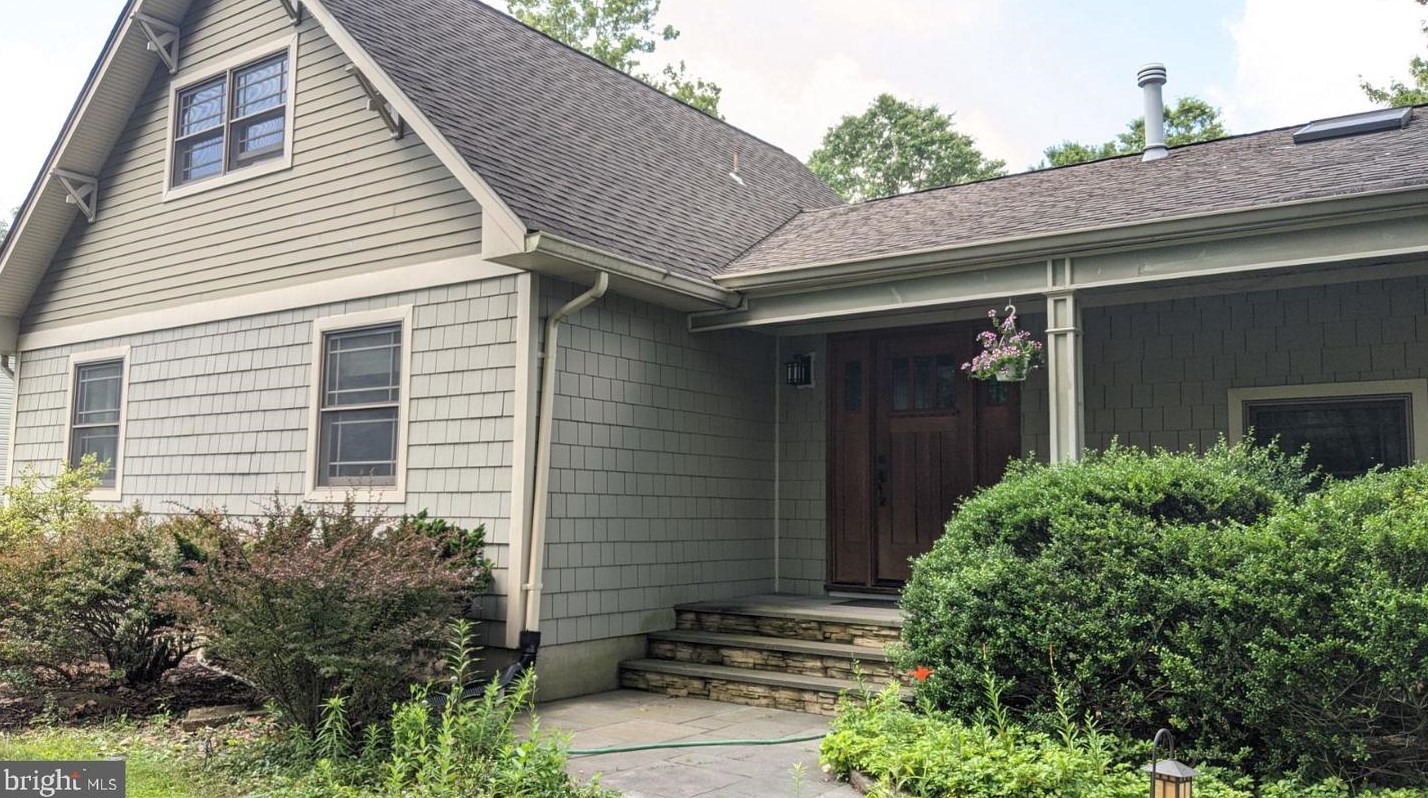 19 Meadowbrook Dr, East Windsor, NJ 08520-2307