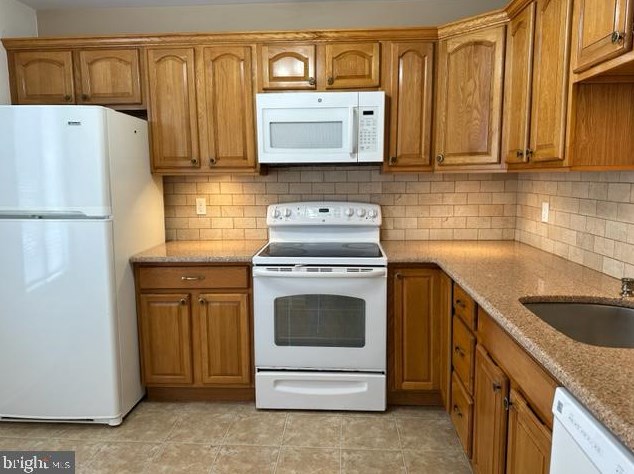 12 Avon Dr, East Windsor NJ  08520-5608 exterior