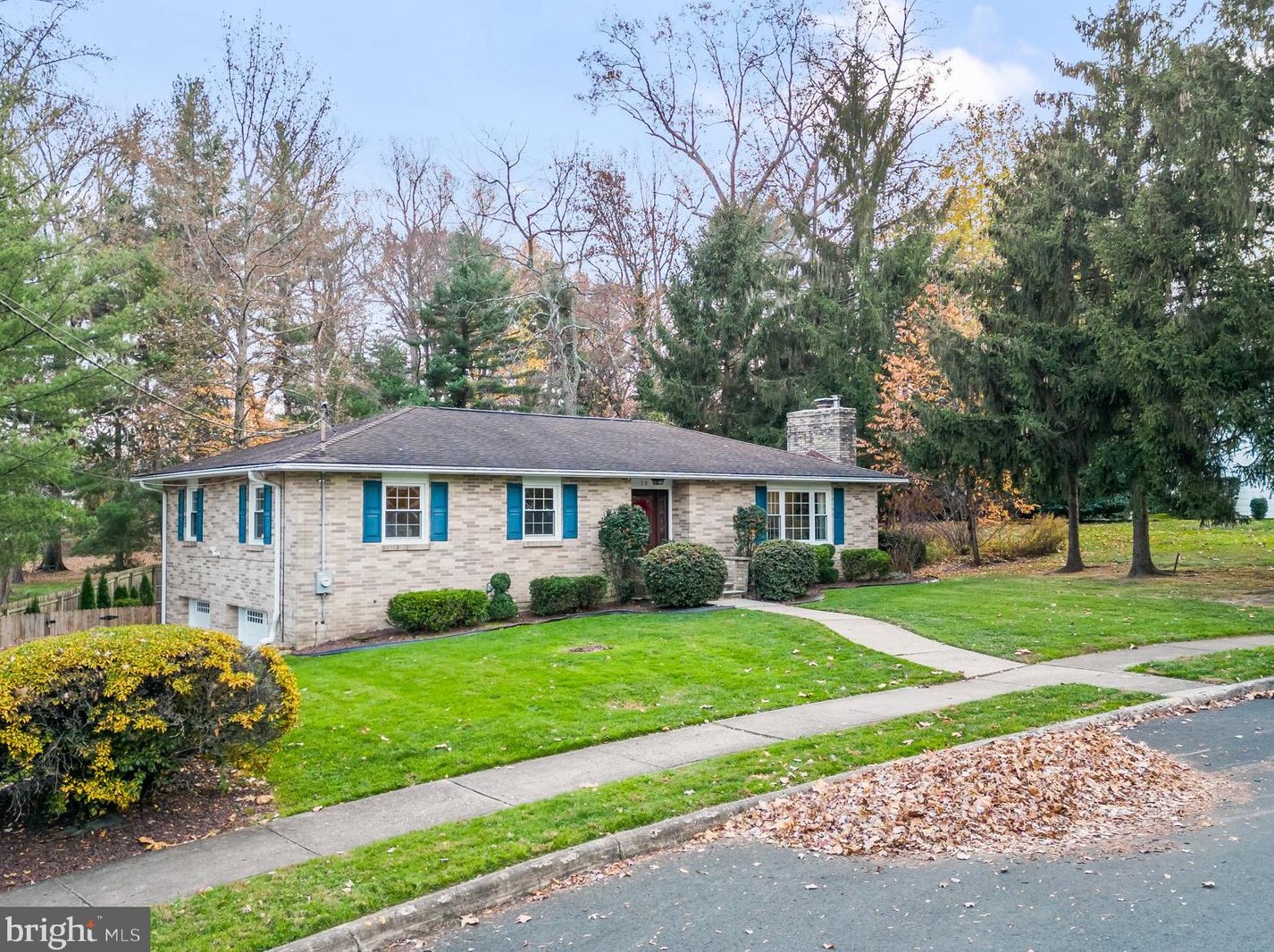 13 Rosalind Dr, Lawrence Township, NJ 08648