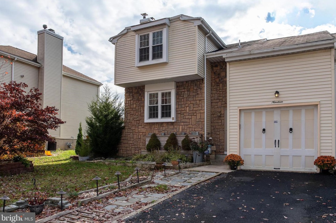 19 Geraldine Rd, East Windsor, NJ 08520