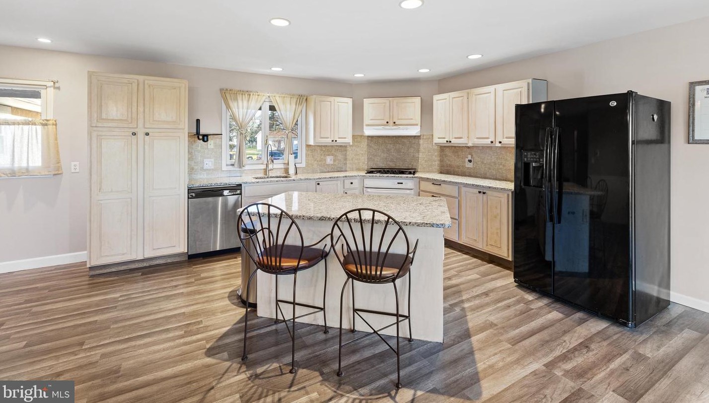 13 Yorkshire Dr, East Windsor NJ  08520-1213 exterior