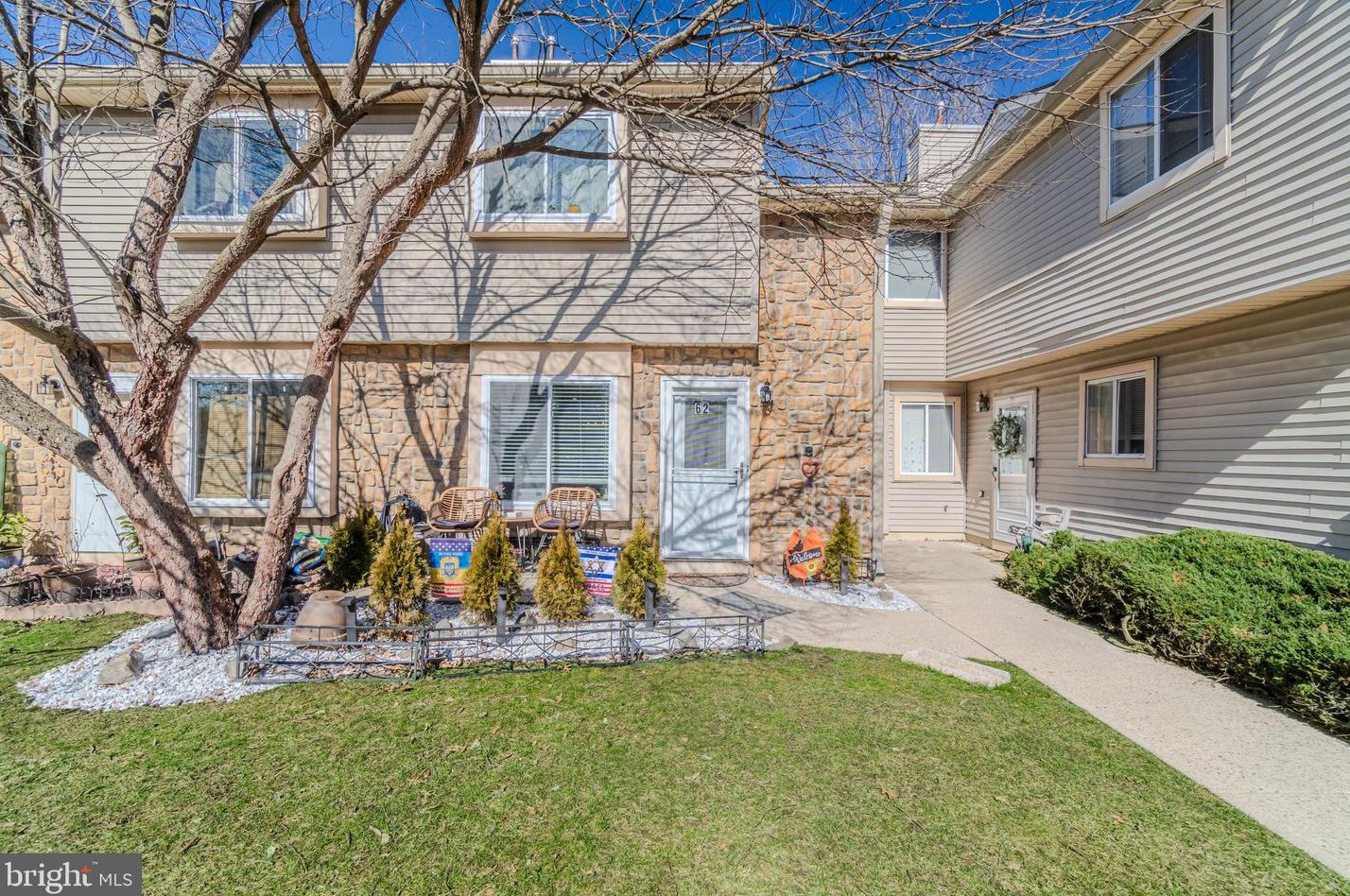 62 Chatham Ct, East Windsor, NJ 08520-2640