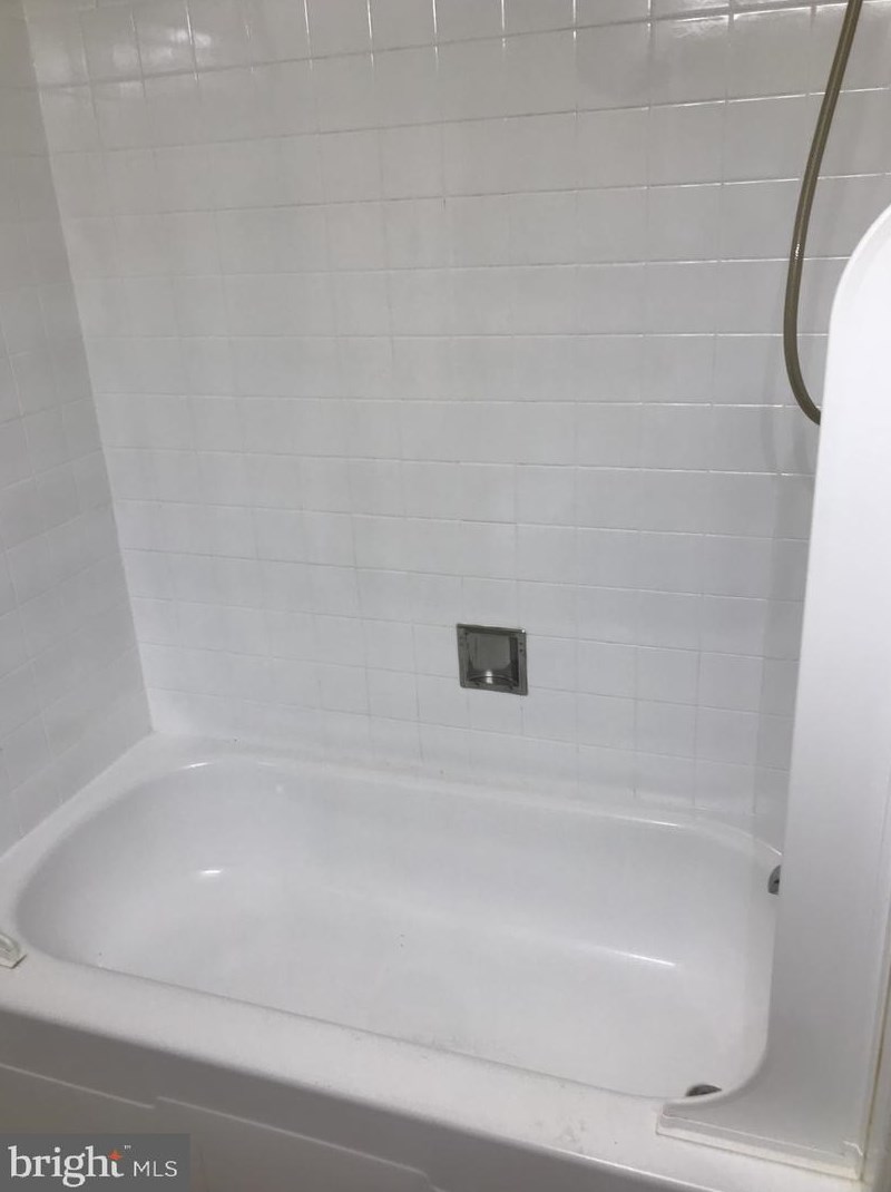 11 Avon Dr, East Windsor NJ 08520-5608 exterior