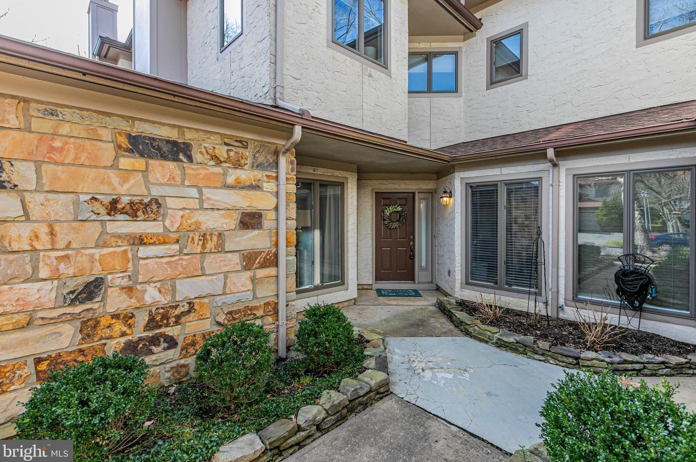 24 Woodmont Dr, Lawrence Township, NJ 08648