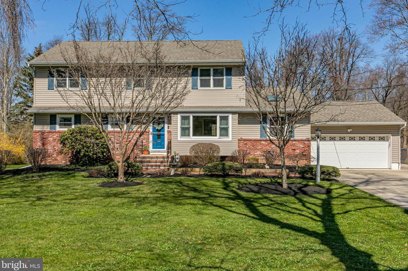 8 Apache Dr, Pennington, NJ 08534