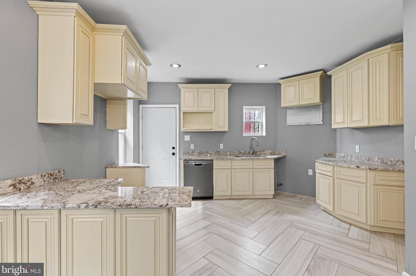 825 Stuyvesant Ave, Trenton NJ  08618-4105 exterior