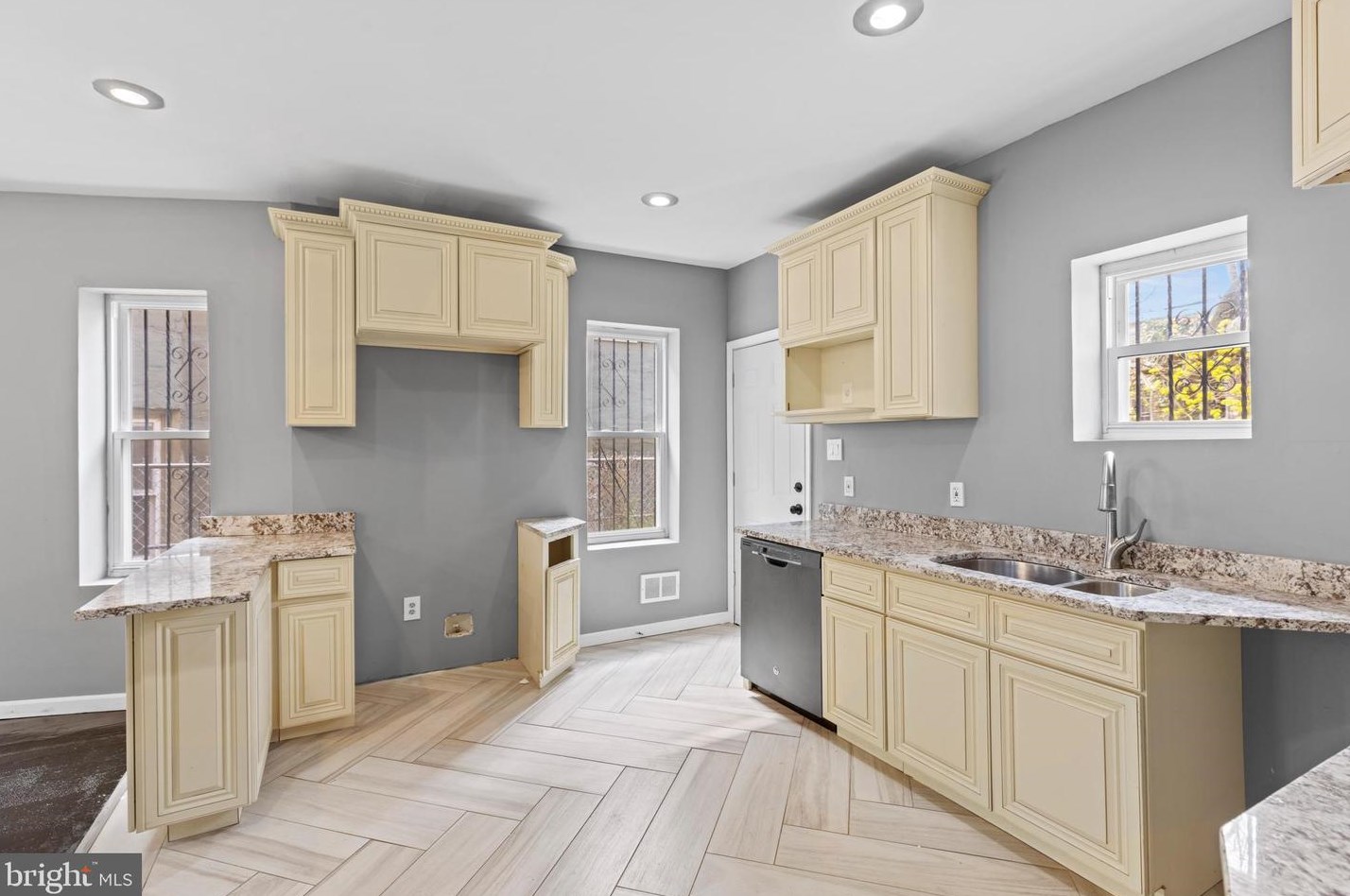 825 Stuyvesant Ave, Trenton NJ  08618-4105 exterior