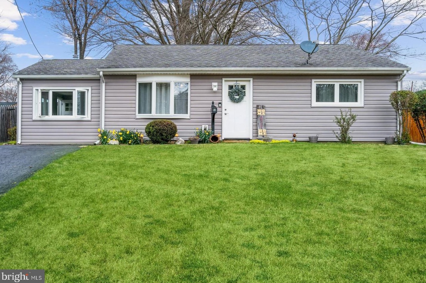 28 Theresa St, Trenton, NJ 08618-1530