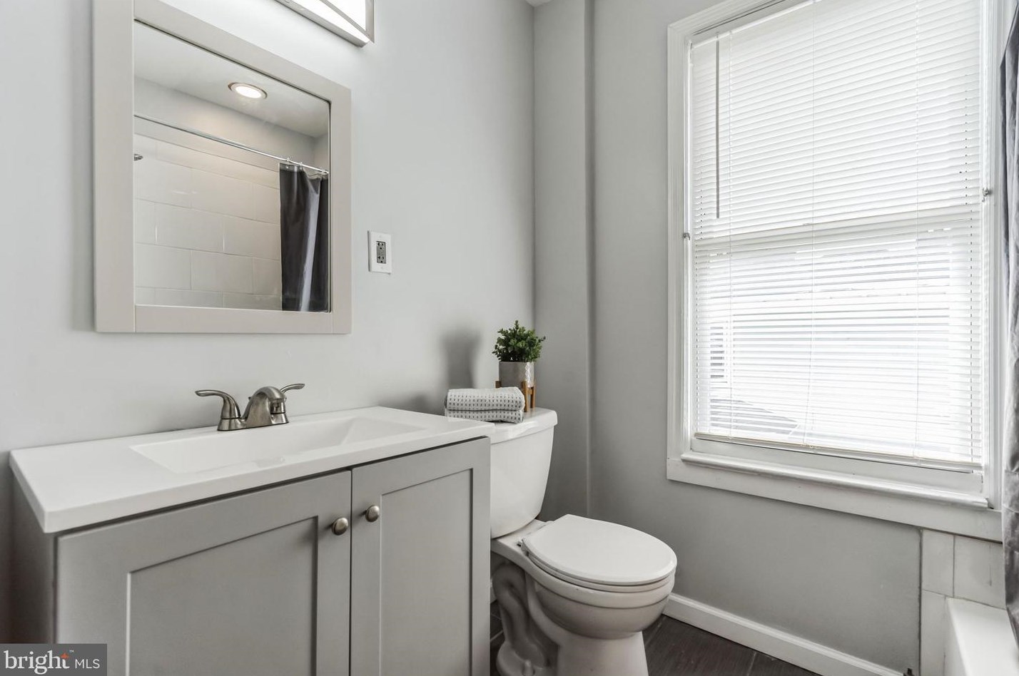 64 Oak Ln, Trenton NJ 08618-4001 exterior