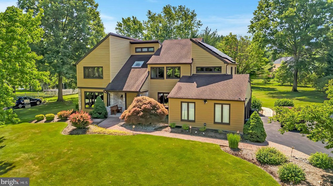 9 Victoria Pl, W Windsor Township, NJ 08550
