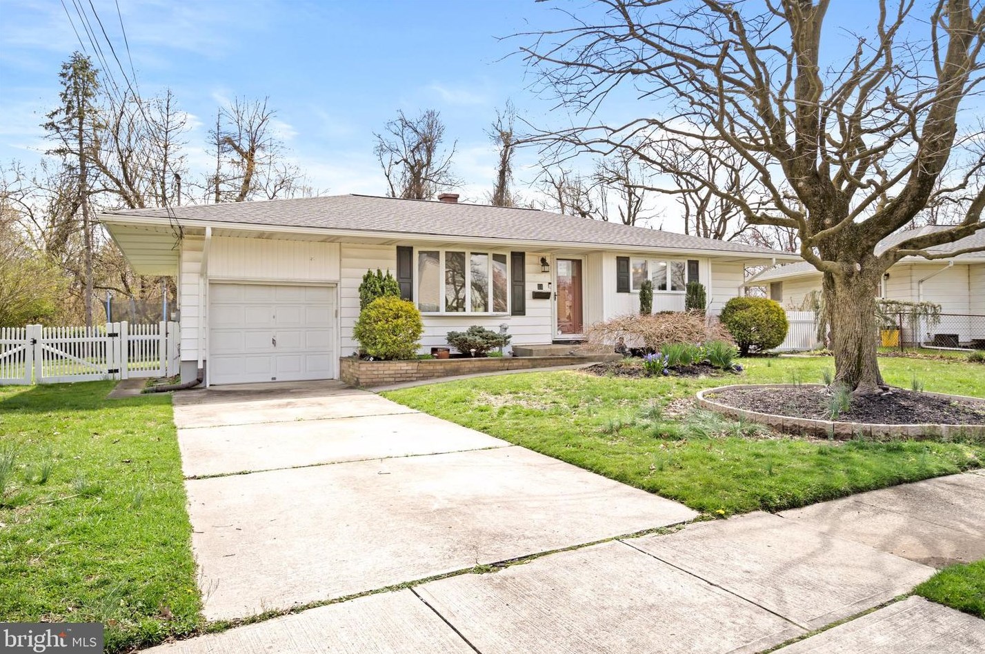 14 Copperfield Dr, Lawrence Township, NJ 08610