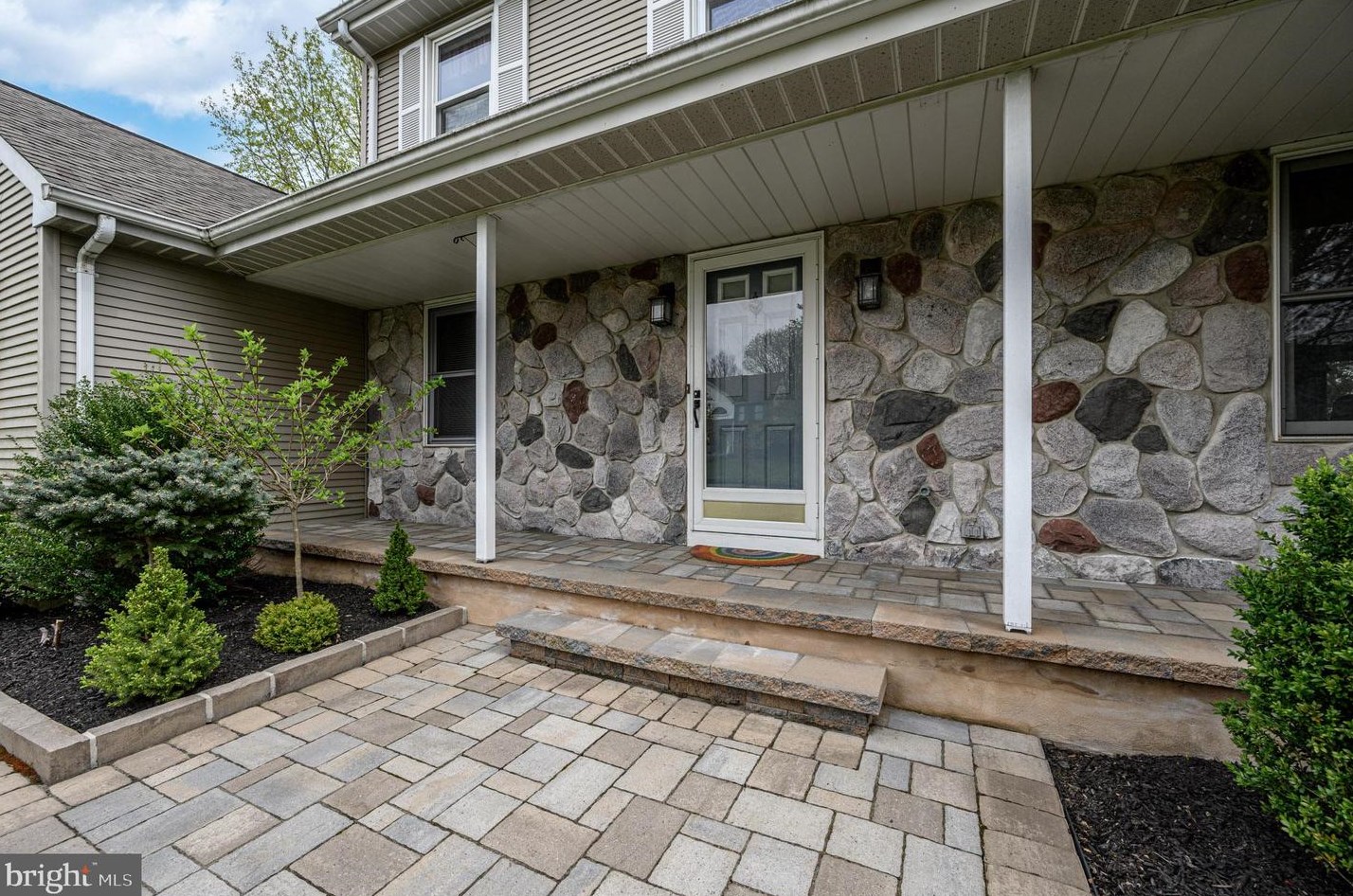 75 Saratoga Dr, W Windsor Township, NJ 08550