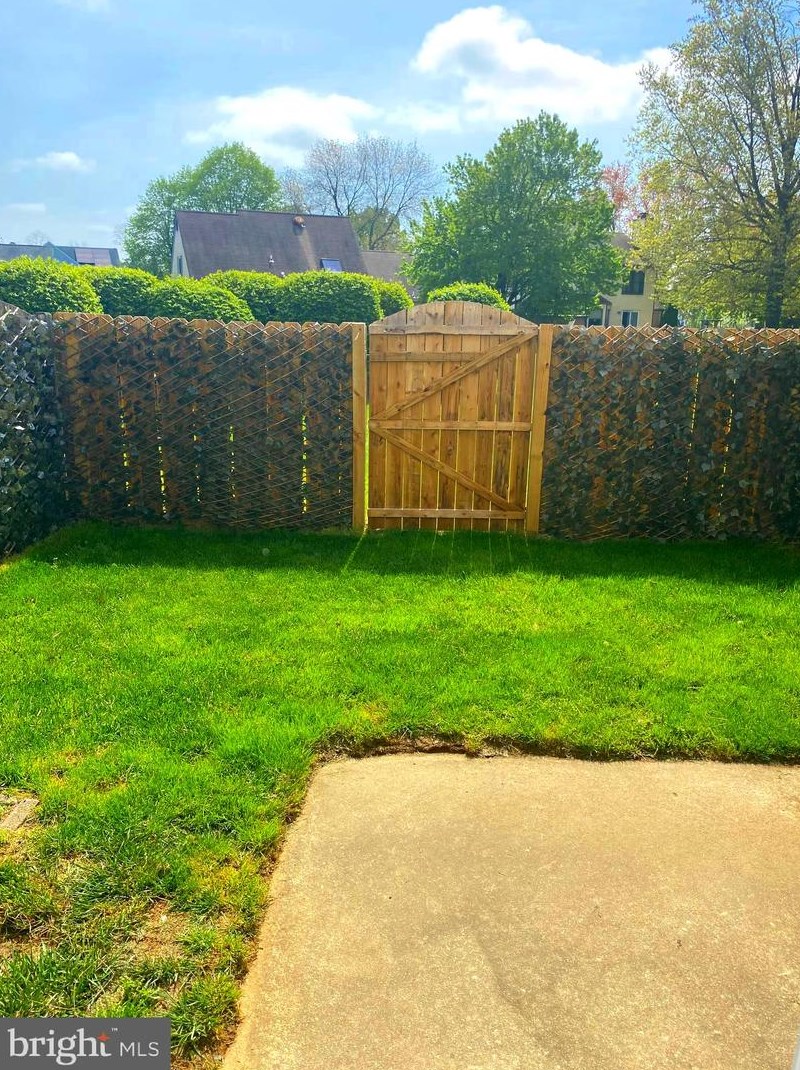 18 Goldenrod Ct, Trenton NJ  08690-3322 exterior