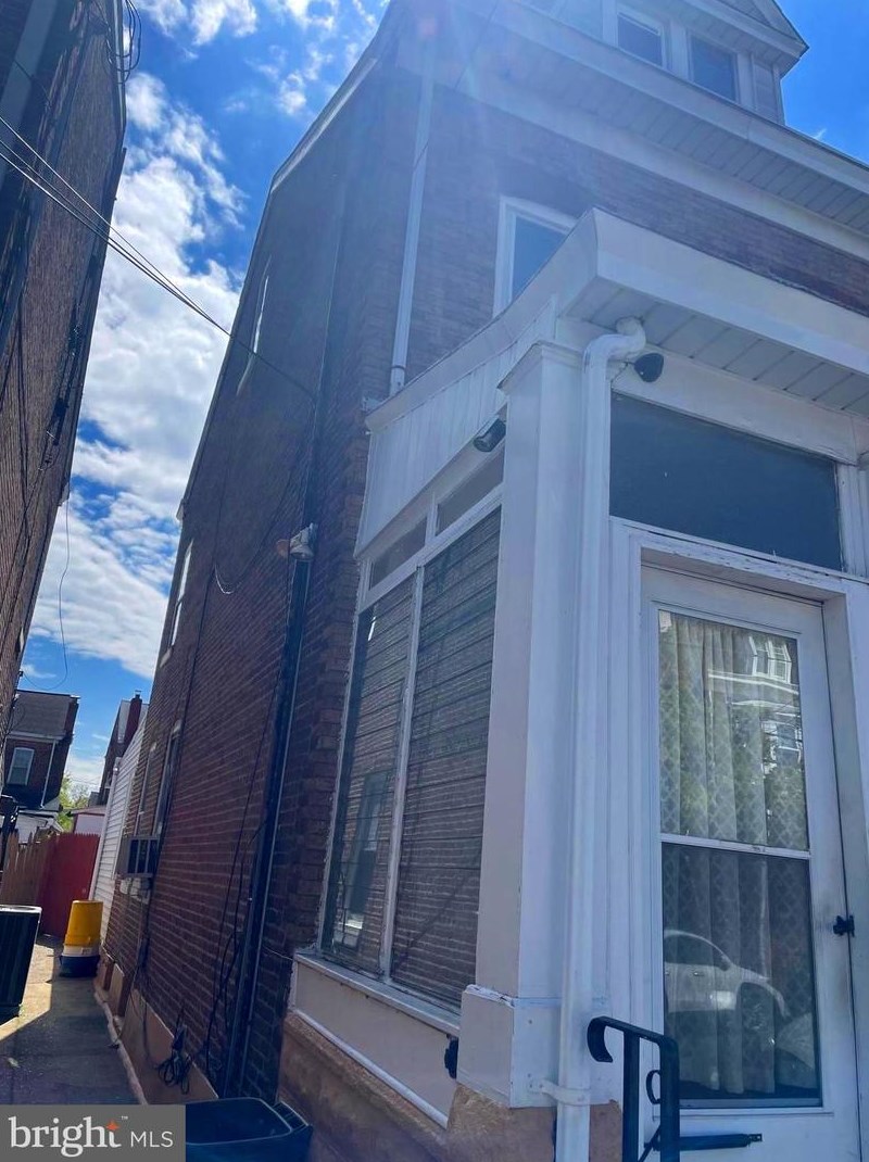 985 Smith St, Trenton, NJ 08610-6435