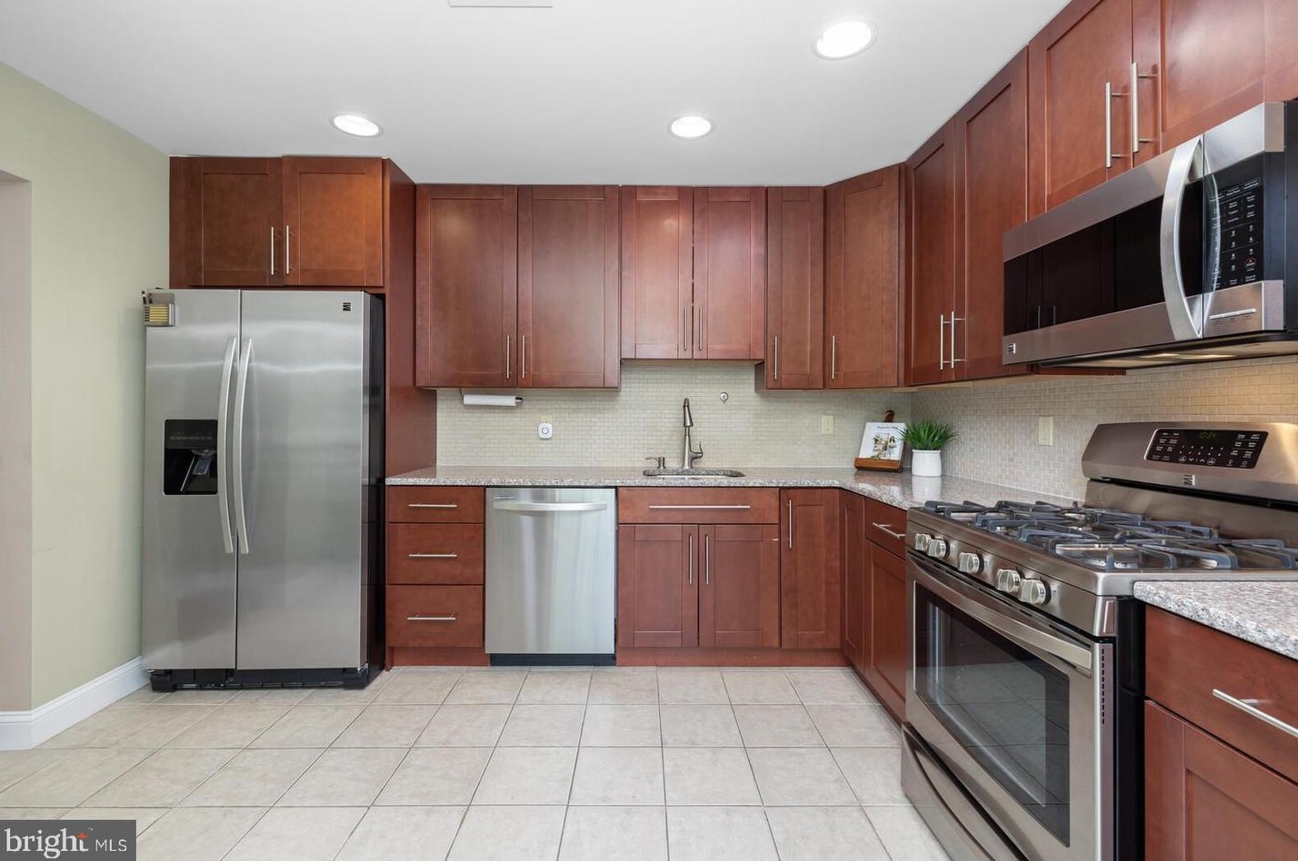 61 Lehavre Ct, Trenton NJ  08619-4724 exterior