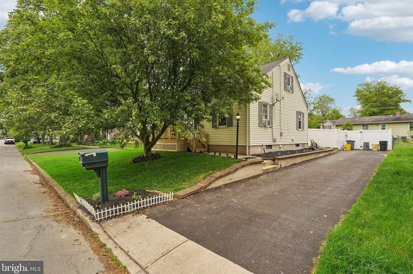 9 Hawthorne Ave, Trenton NJ  08638-2823 exterior