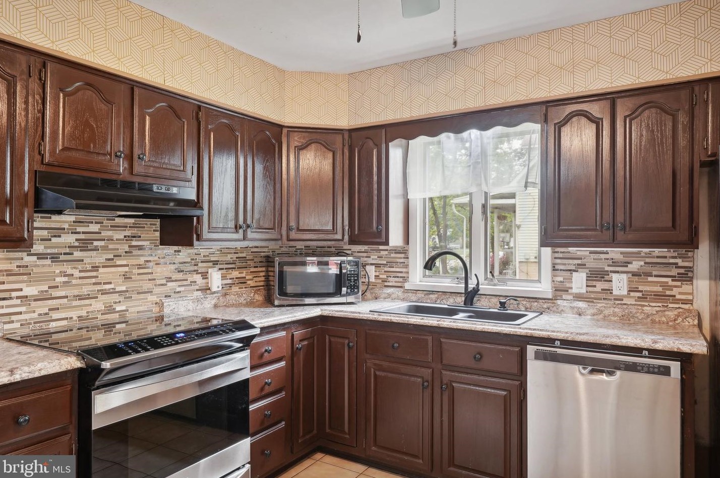 9 Hawthorne Ave, Trenton NJ  08638-2823 exterior