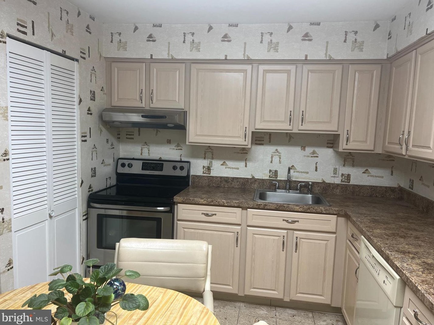 1 Avon Dr, East Windsor NJ 08520-5608 exterior