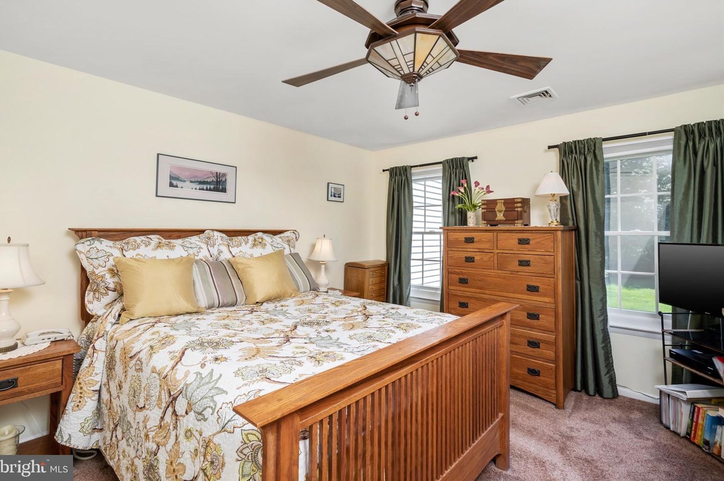 18 Pinewood Dr, Trenton NJ  08690-3346 exterior