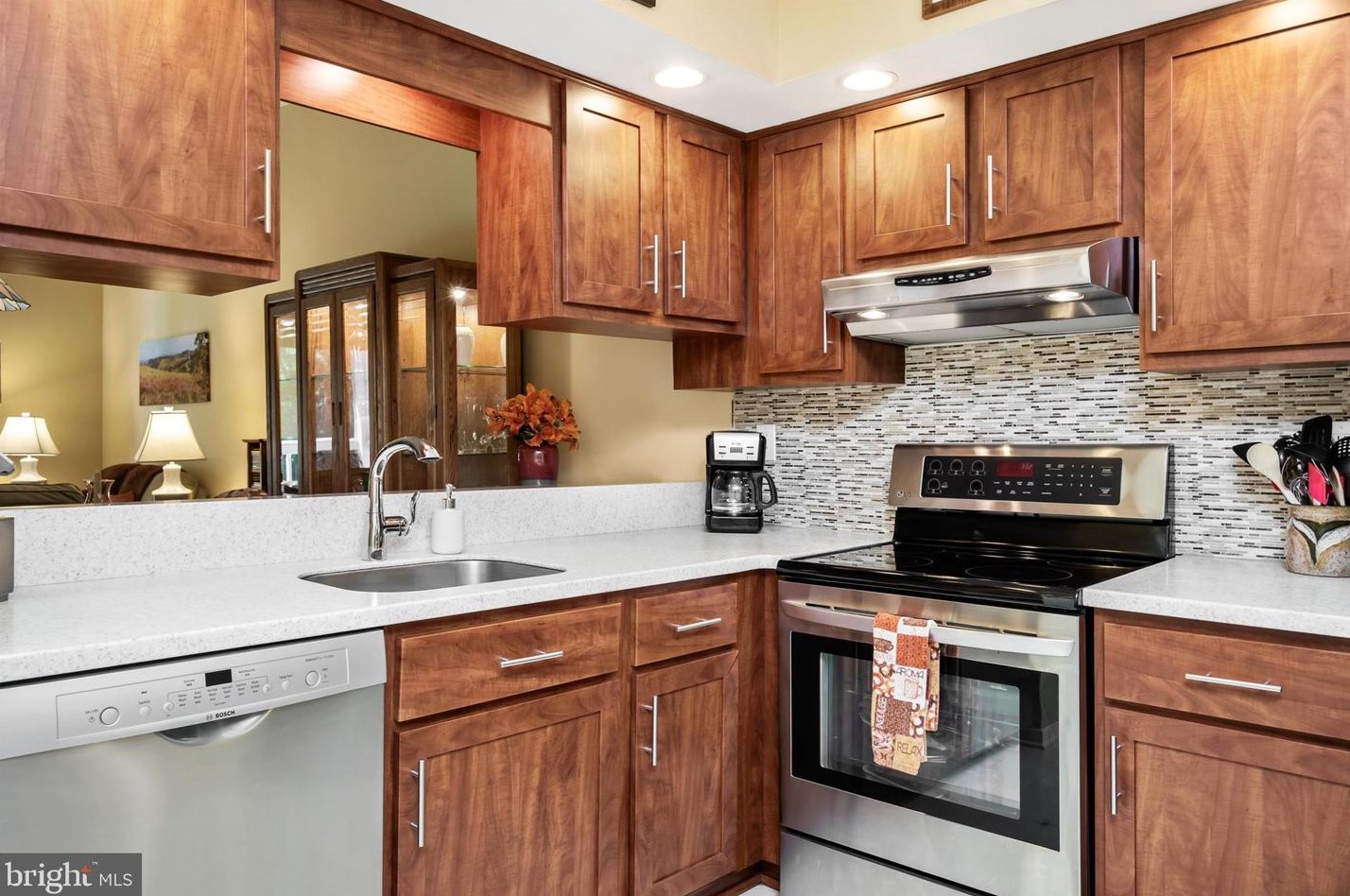 18 Pinewood Dr, Trenton NJ  08690-3346 exterior