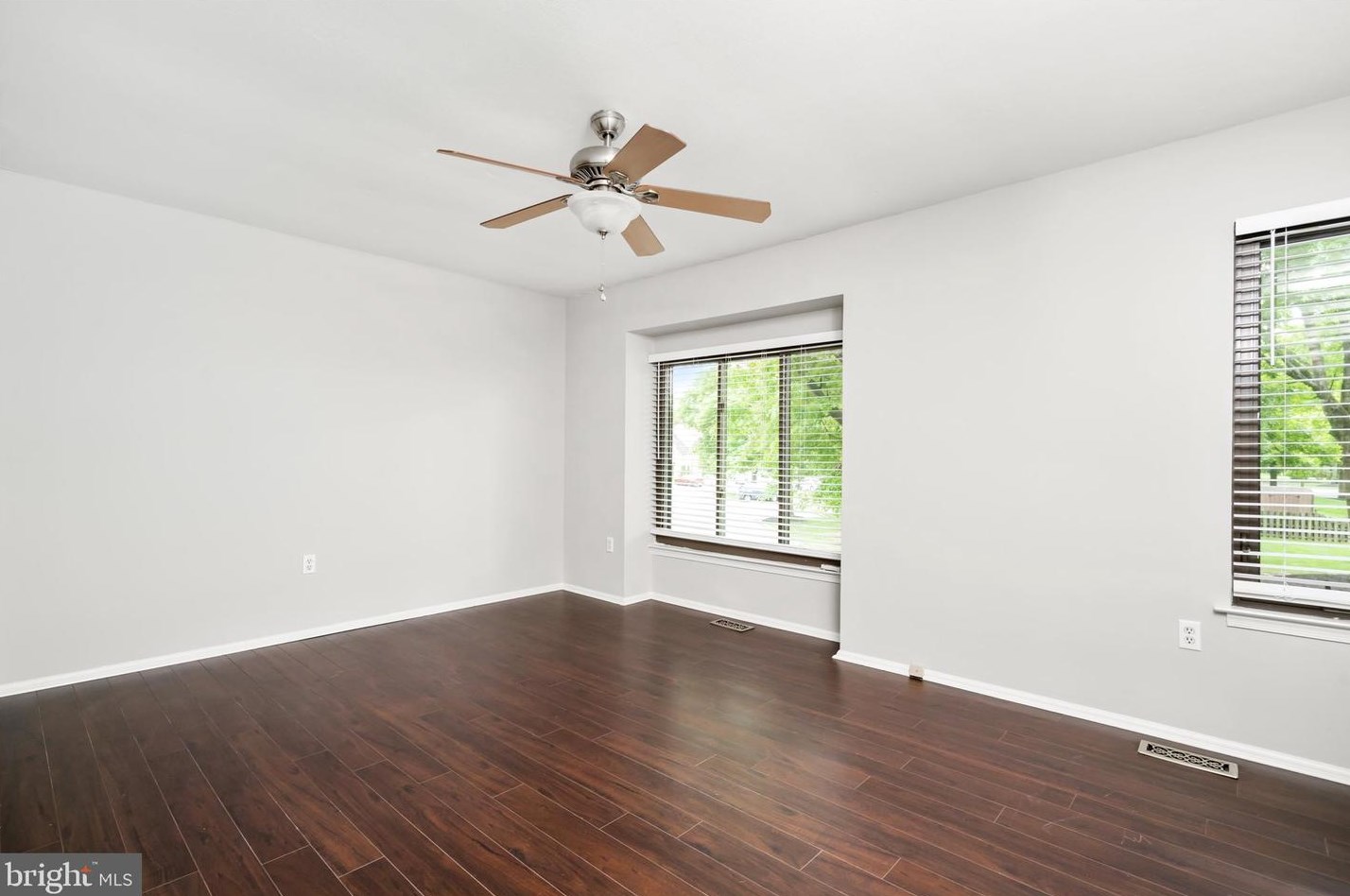 44 Topaz Ln, Trenton NJ 08690-3614 exterior