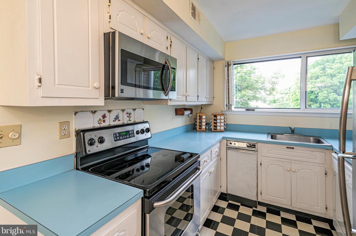 6 Mershon Dr, Princeton NJ 08540-3928 exterior