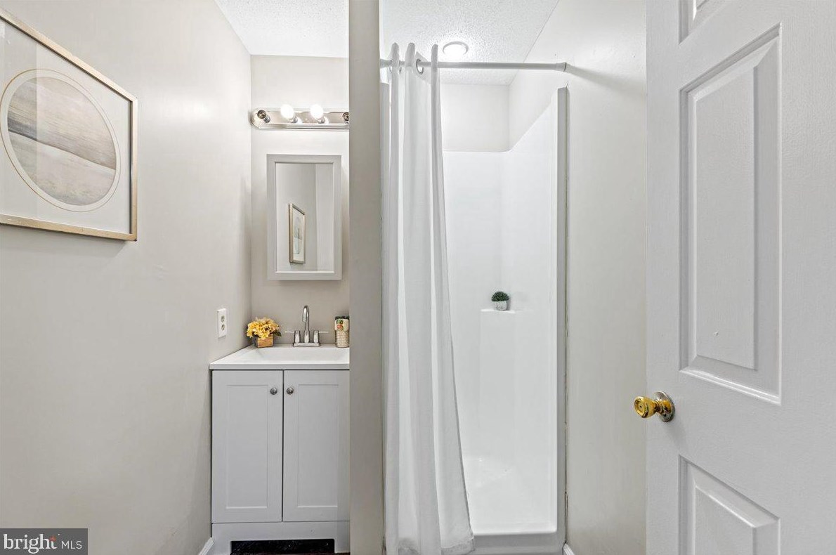 I-1 Shirley Ln, Trenton NJ 08648 exterior