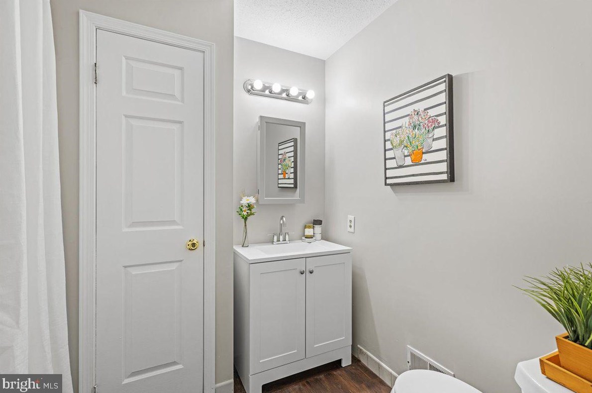 I-1 Shirley Ln, Trenton NJ 08648 exterior