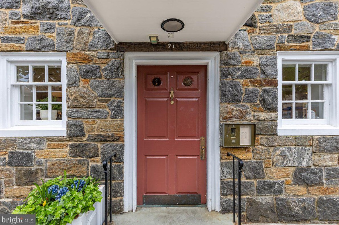 71 Palmer Sq, Princeton, NJ 08542-3734