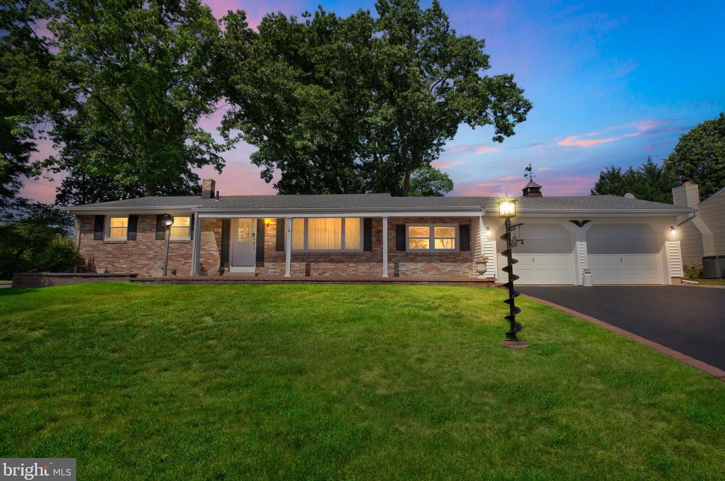 22 Pasadena Dr, Trenton, NJ 08619-1556