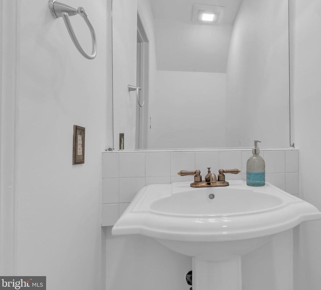 11 Hopkinson Ct, East Windsor NJ 08520-2725 exterior