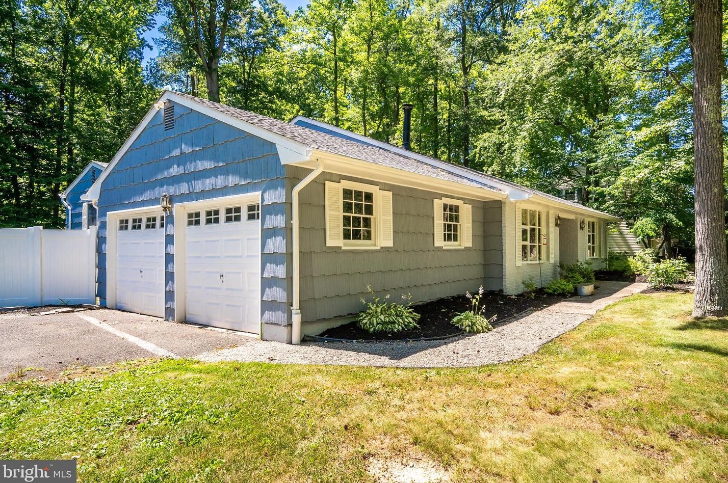 22 Debbie Ln, East Windsor, NJ 08520