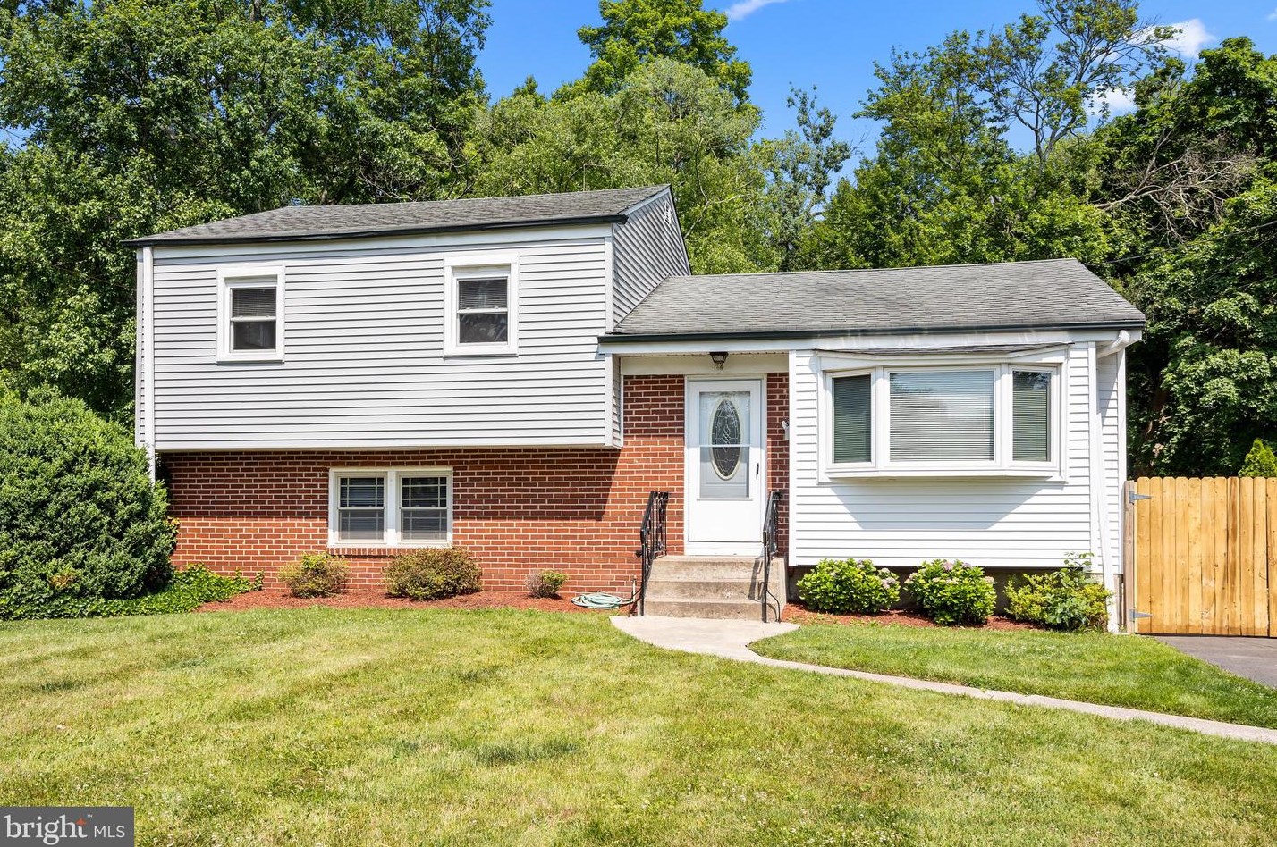22 Chelmsford Dr, Trenton, NJ 08618
