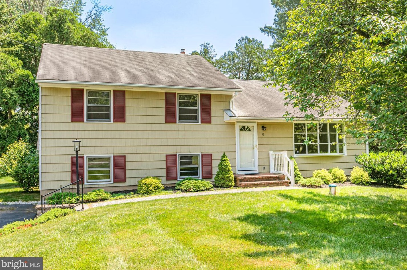 19 Morningside Dr, Pennington, NJ 08534