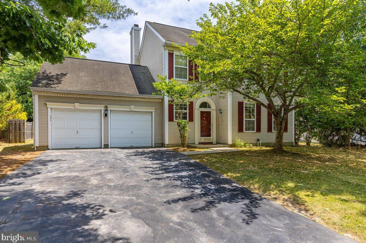 39 Navesink Dr, Pennington, NJ 08534