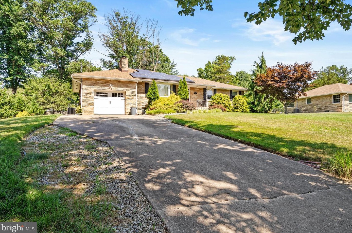 32 Malaga Dr, Trenton, NJ 08638