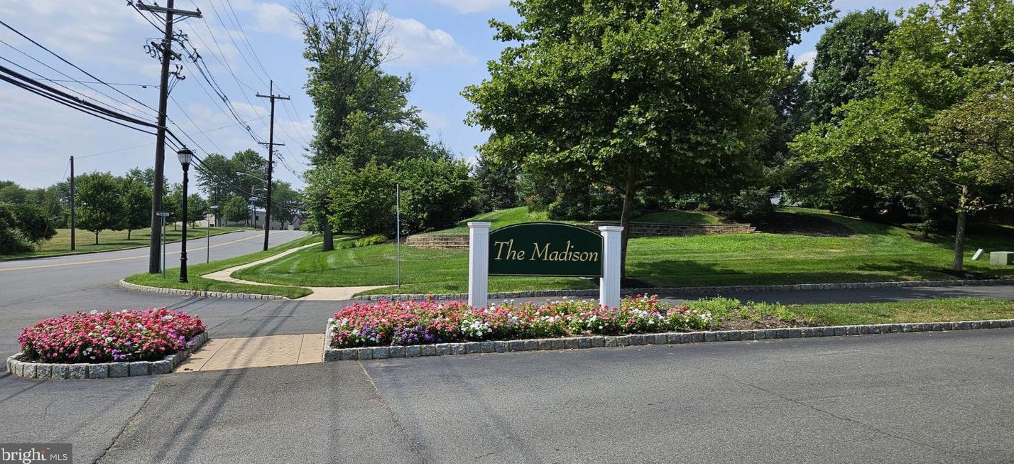 221 Masterson Ct, Trenton NJ  08618-1438 exterior