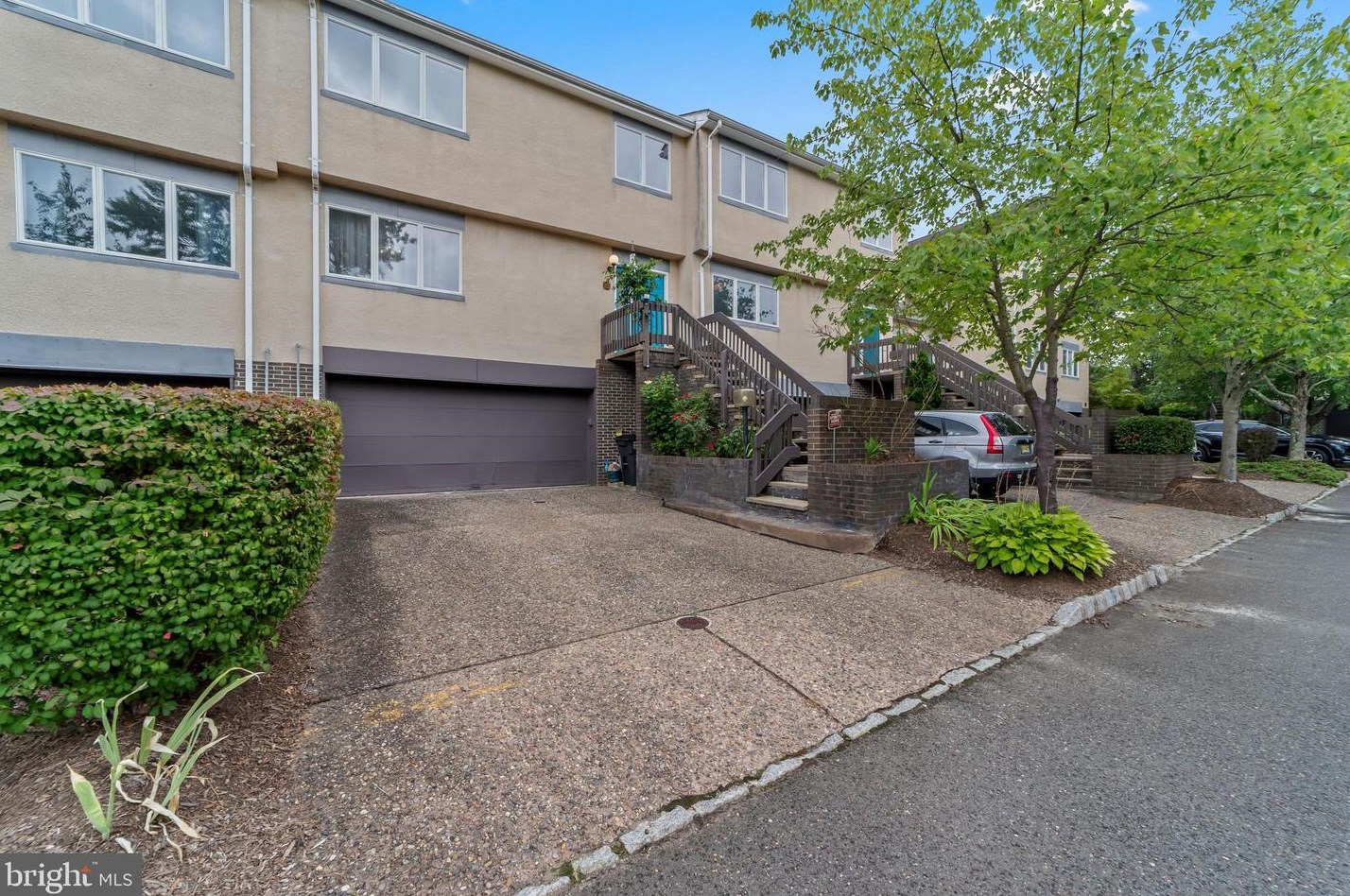 25 Exeter Ct, Princeton NJ 08540-7048 exterior