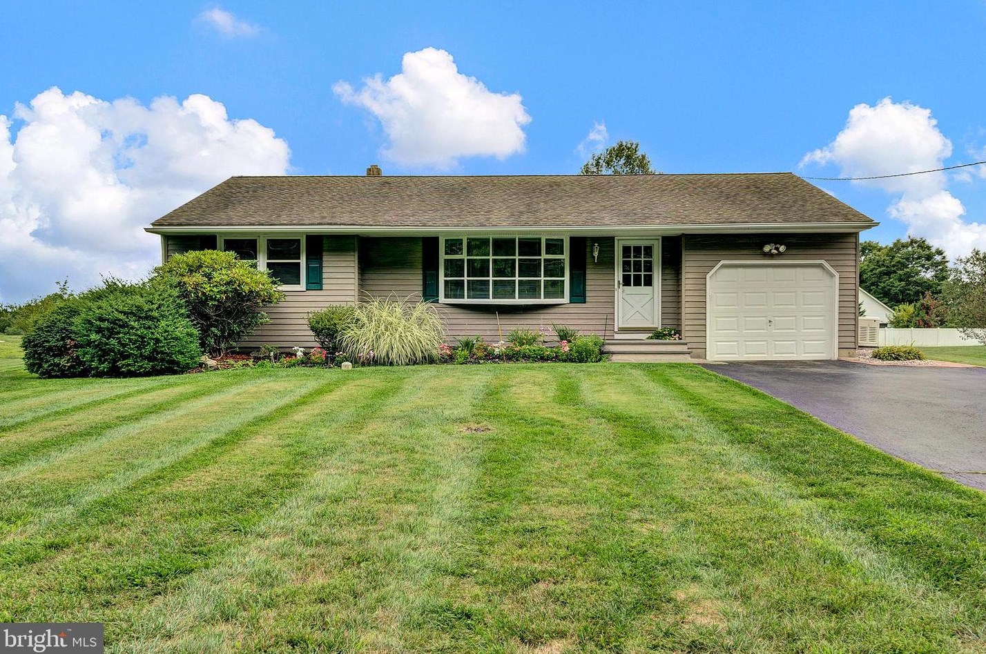 86 Woosamonsa Rd, Pennington, NJ 08534