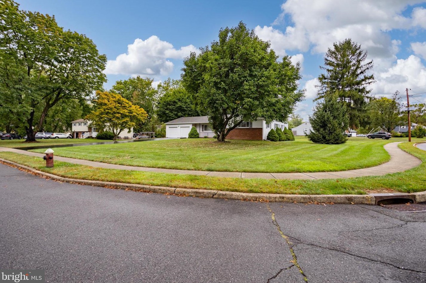 5 Mattatuck Ln, Trenton, NJ 08618