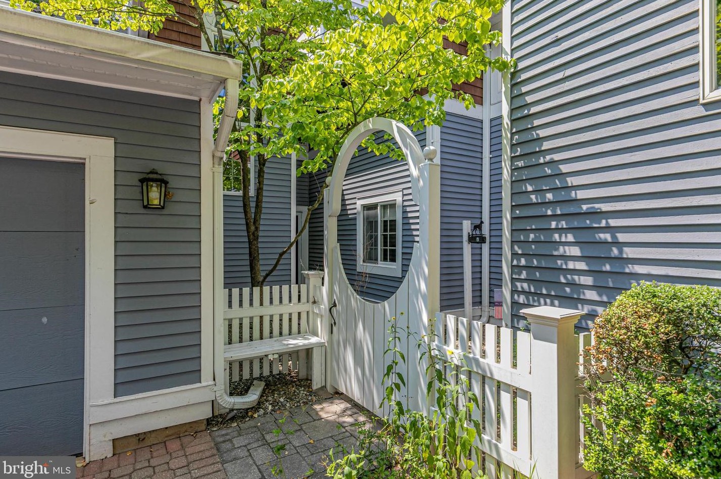 10 Railroad Pl, Pennington, NJ 08534