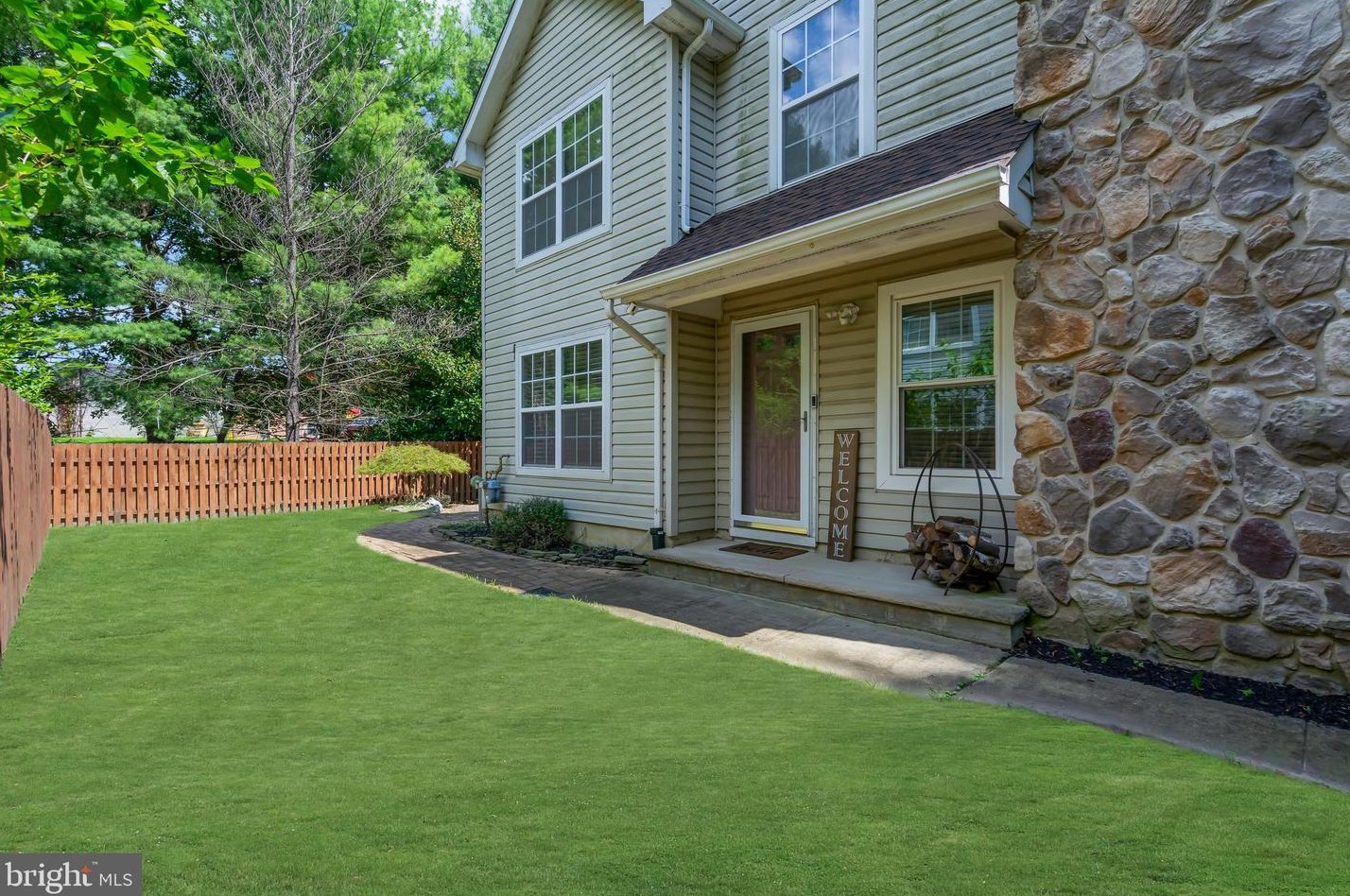 4 Barnsdale Dr, East Windsor, NJ 08512