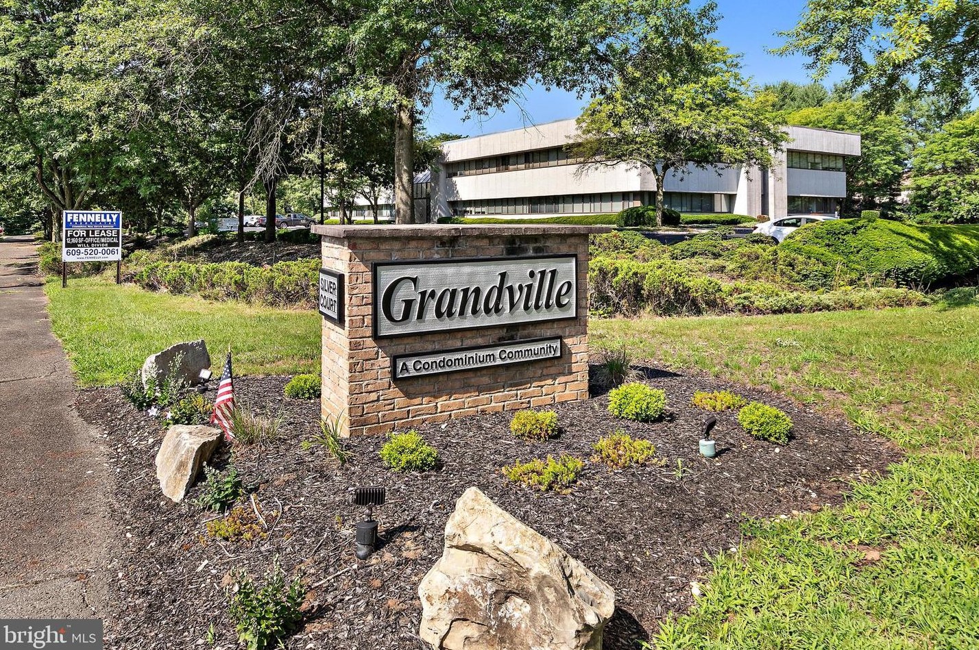 111 Silver Ct, Hamilton Township, NJ 08690