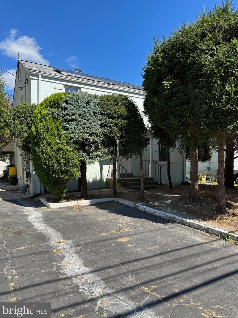 732 Parkway Ave, Trenton, NJ 08618-2749