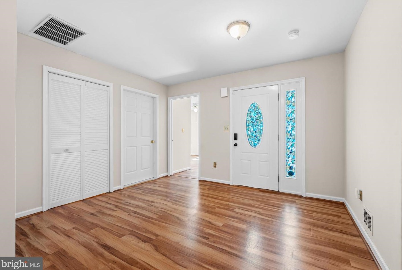 2 Holiday Ct, Trenton, NJ 08638