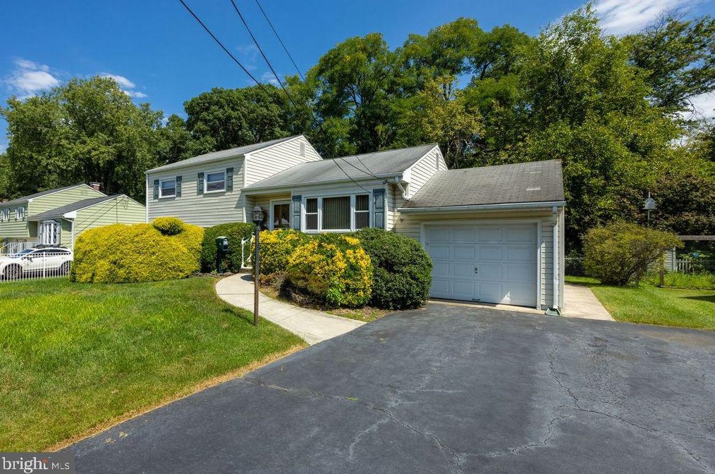 26 Copperfield Dr, Lawrence Township, NJ 08610